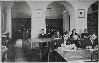 Biblioteka USB. Czytelnia Czasopism (na pierwszym planie z lewej Stefan Prus-Wiśniewski).