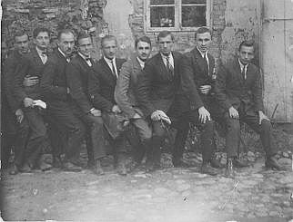 Siedzą od lewej: Tadeusz Zatorski, Wacław Pac-Pomernacki, Stefan Toczyłowski, Teodor Nagurski, Henryk Zbielski (Motylek), Władysław Bujwid, Alfred Urbański (Podpalacz), Józef Bujwid, Stanisław Wiśniewski (na zdjęciu brak Wacława Korabiewicza i Władysława Urbanowicza). Siedzą od lewej: Tadeusz Zatorski, Wacław Pac-Pomernacki, Stefan Toczyłowski, Teodor Nagurski, Henryk Zbielski (Motylek), Władysław Bujwid, Alfred Urbański (Podpalacz), Józef Bujwid, Stanisław Wiśniewski (na zdjęciu brak Wacława Korabiewicza i Władysława Urbanowicza).