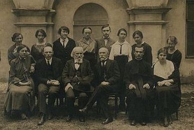 Siedzą od lewej: Janina Budkowska, prof. Stanisław Pigoń, Władysław Mickiewicz, prof. Marian Zdziechowski, ks. E. Stabryła TJ, Maria Dunajówna. Stoj± od lewej: Stanisława Szemiotówna, Wanda Nowodworska, Maria Kukowicz, Leokadia Niekrasz, Wiktor Piotrowicz, Anna Bosiacka, Jadwiga ¦wiechowicz, Elżbieta Sarnacka. Siedzą od lewej: Janina Budkowska, prof. Stanisław Pigoń, Władysław Mickiewicz, prof. Marian Zdziechowski, ks. E. Stabryła TJ, Maria Dunajówna. Stoją od lewej: Stanisława Szemiotówna, Wanda Nowodworska, Maria Kukowicz, Leokadia Niekrasz, Wiktor Piotrowicz, Anna Bosiacka, Jadwiga Świechowicz, Elżbieta Sarnacka.