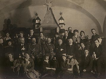 W drugim rzędzie od lewej siedz±: NN, prof. Wiktor E. Staniewicz - Rektor USB, gen. Daniel Konarzewski - dowódca O.W. Wilno, gen. Lucjan Żeligowski, ks. bp. Władysław Bandurski, Sołtan - wojewoda wileński, NN,NN, student Bohdanowicz. Stoj± od lewej: NN,NN, student Pimonow, NN,NN,NN,NN, studentka Maria Fedorowicz, NN,NN. Siedz± w pierwszym rzędzie od lewej: NN,NN, studentka Giedroyciówna, NN, student Giedroyć. alt=