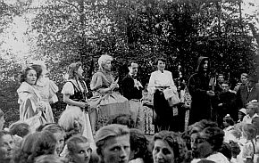 Od prawej; Leonard Jarzębowski, Anna Więckowska, Zbigniew Nawojski, Ewa Woźniak, Nina Mliczewska, NN, Jadwiga Kałamarska.