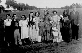 Od prawej: Mariusz Puciata, Leonard Jarzębowski, Jadwiga Kałamarska, Ewa Woźniak, Renata Kitłowska, Nina Mliczewska, NN, Zbigniew Nawojski, Anna Więckowska.