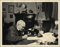 Karol Poznański przy biurku w trakcie pracy w swym londyńskim domu.