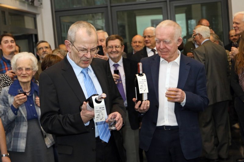 Uroczystość - Stanisław Chwirot - Zdjęcia udostepnione dzieki uprzejmości Wydziału Fizyki, Astronomii i Informatyki Stosowanej Uniwersytetu Mikołaja Kopernika w Toruniu