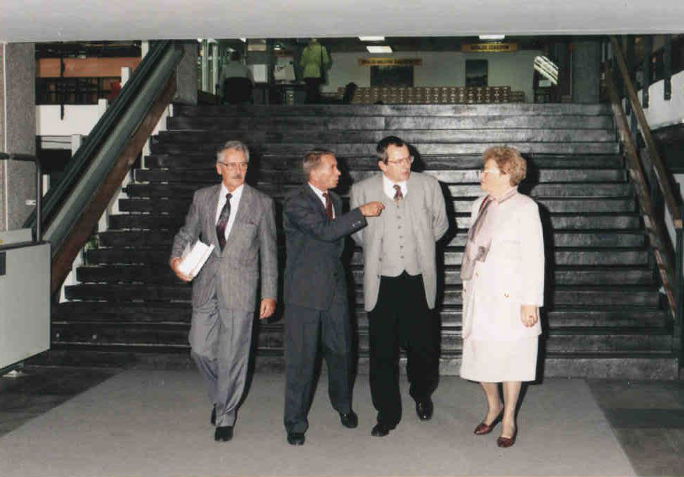 Spotkanie z wolontariuszami w Bibliotece Uniwersyteckiej uczestniczącymi w akcji ratowania zalanych książek z Wrocławia, Toruń, 26 IX 1997 r. Od lewej: dyrektor Biblioteki Uniwersytetu Wrocławskiego, Stefan Czaja, Stanisław Chwirot, NN