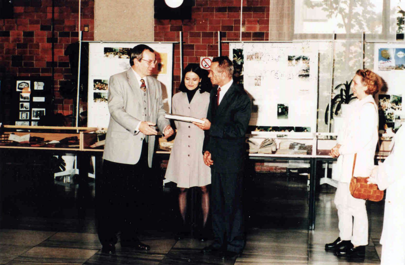 Spotkanie z wolontariuszami w Bibliotece Uniwersyteckiej uczestniczącymi w akcji ratowania zalanych książek z Wrocławia, Toruń, 26 IX 1997 r. Od lewej: Stanisław Chwirot, Bożena Bednarek-Michalska, Stefan Czaja