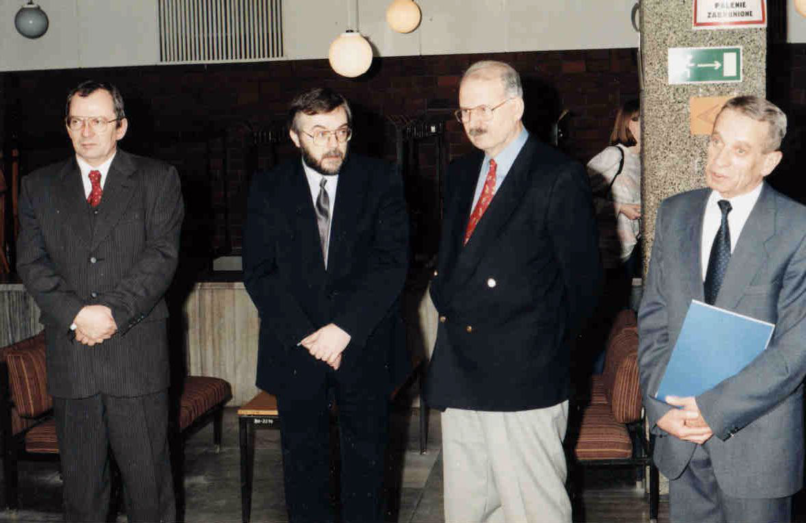 Zachować skarby – konserwacja w Bibliotece Państwowej w Berlinie – wystawa. Od lewej: Stanisław Chwirot, NN, NN, Stefan Czaja