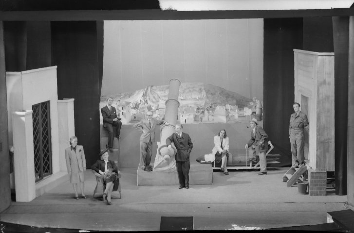 George Bernard Shaw, Major Barbara (przekład Florian Sobieniowski). Reż. Wilam Horzyca; scenografia Leonard Torwirt (premiera 15 VI 1946) - fot. A. Czarnecki.