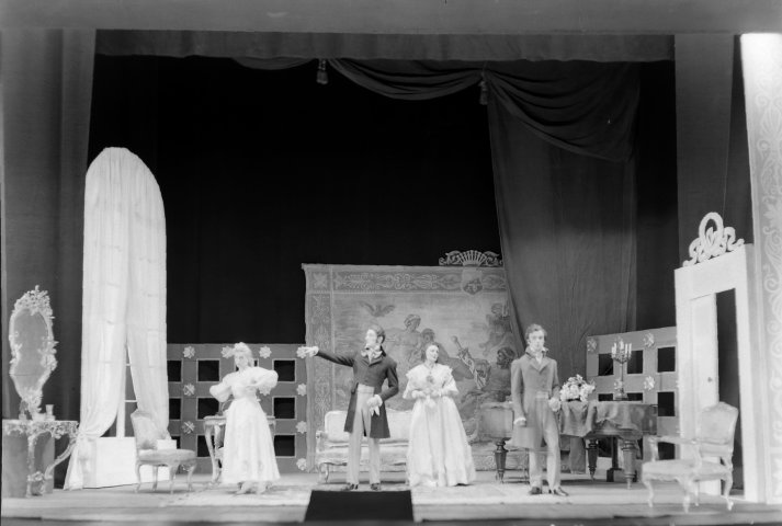 Aleksander Fredro, Mąż i żona. Reżyseria Leonia Jabłonkówna; scenografia Leonard Torwirt (premiera 14 II 1946) - fot. A. Czarnecki.